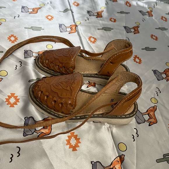 Girls Toddler Rose Stamped Lace Up Leather Huarache Sandals - Picture 2 of 4